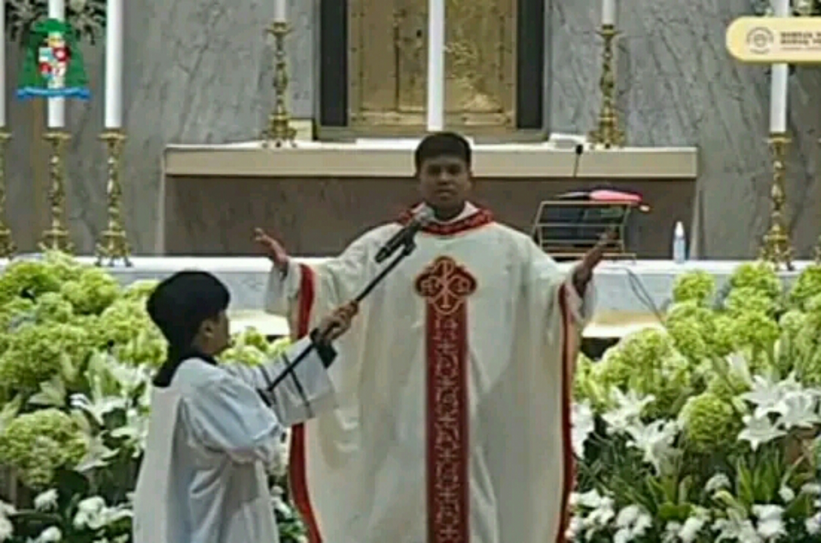 Romo Mikael Kanisius Konsensao SDB memberi berkat perdana di Gereja Katedral HKY Surabaya.
