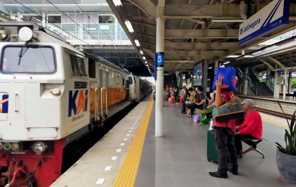 Penumpang kereta api jarak jauh di Stasiun Jatinegara, Jakarta. ANTARA/HO-PT KAI Daop 1 Jakarta.