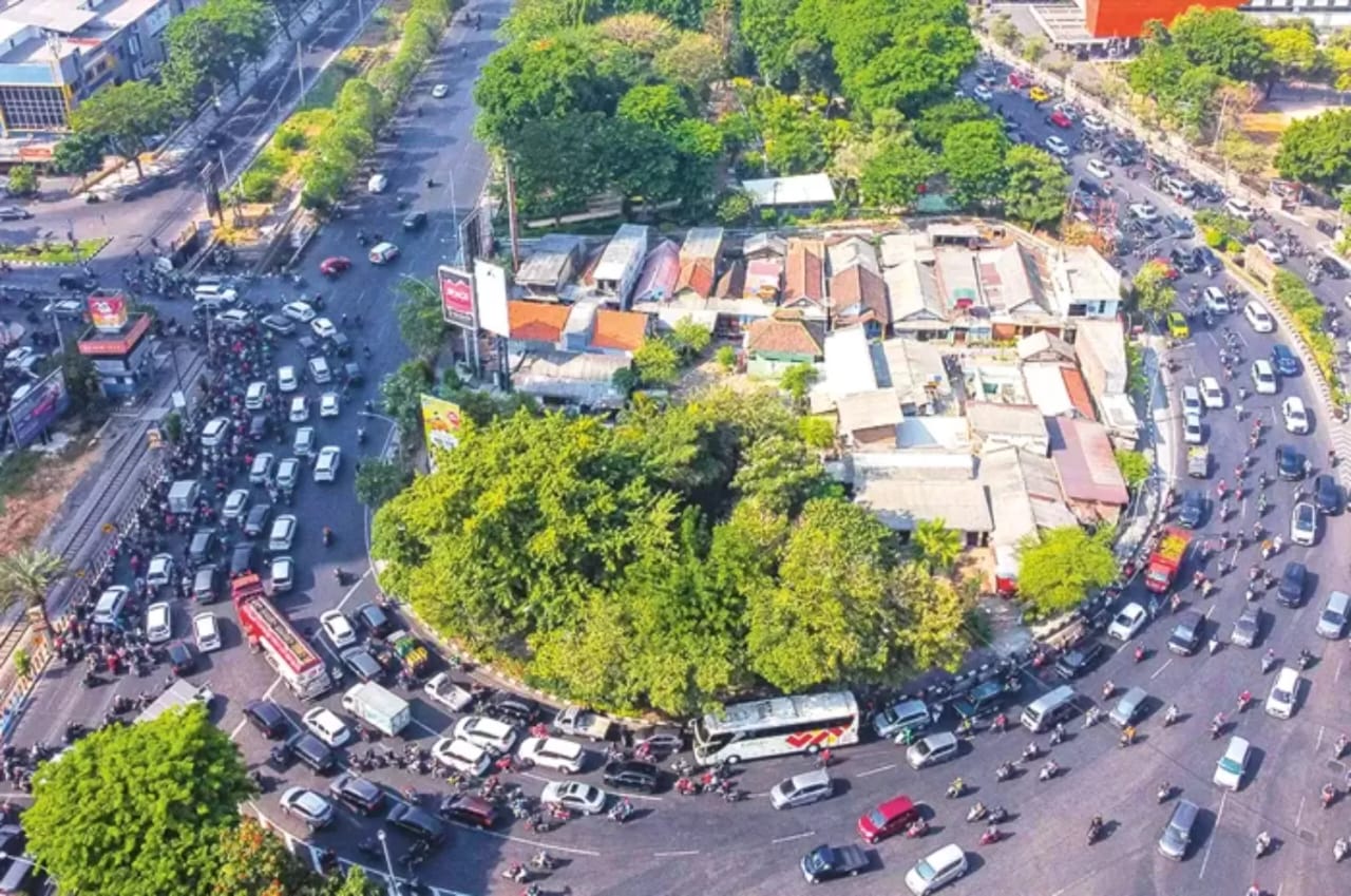 Dari puluhan rumah yang berdiri di jalur utama, sebagian besar telah dibongkar setelah pemilik menerima pembayaran pembebasan lahan.