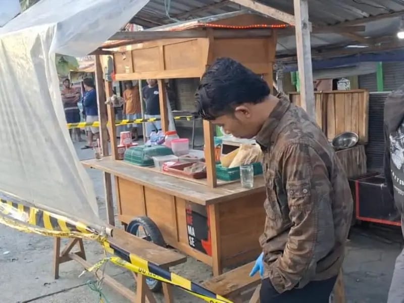 Pedagang angkringan di Ngawi tewas ditusuk orang tak dikenal saat dini hari. Pelaku datang pesan kopi lalu langsung menikam korban.