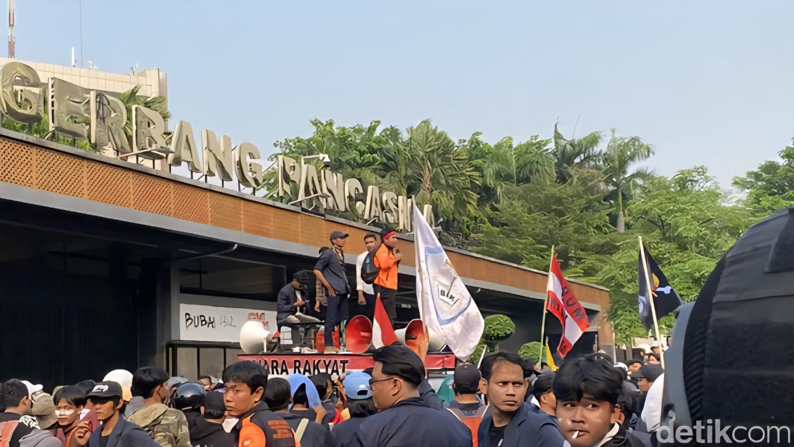 DPR imbau ASN dan tenaga ahli WFH pada (28/8) demi antisipasi aksi nasional buruh di depan Gedung DPR RI.