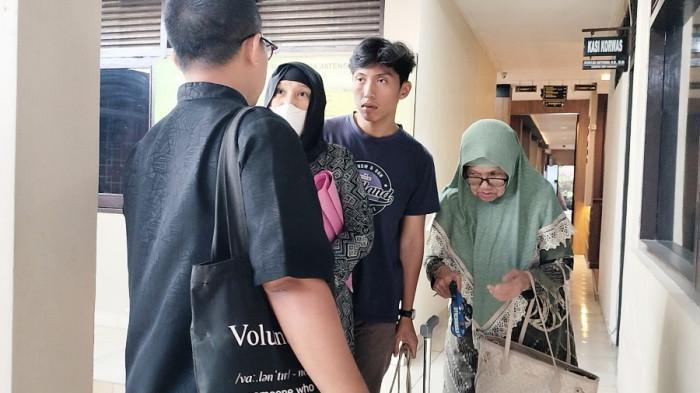 Nenek di Klaten dinilai langgar aturan penayangan Liga Inggris.