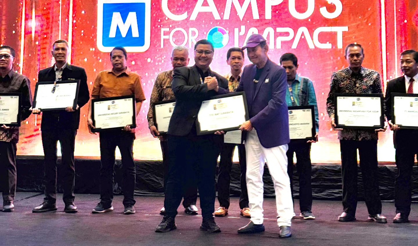Founder MarkPlus Hermawan Kartajaya memberikan penghargaan dalam Indonesia Marketing Festival 2025. (IST)