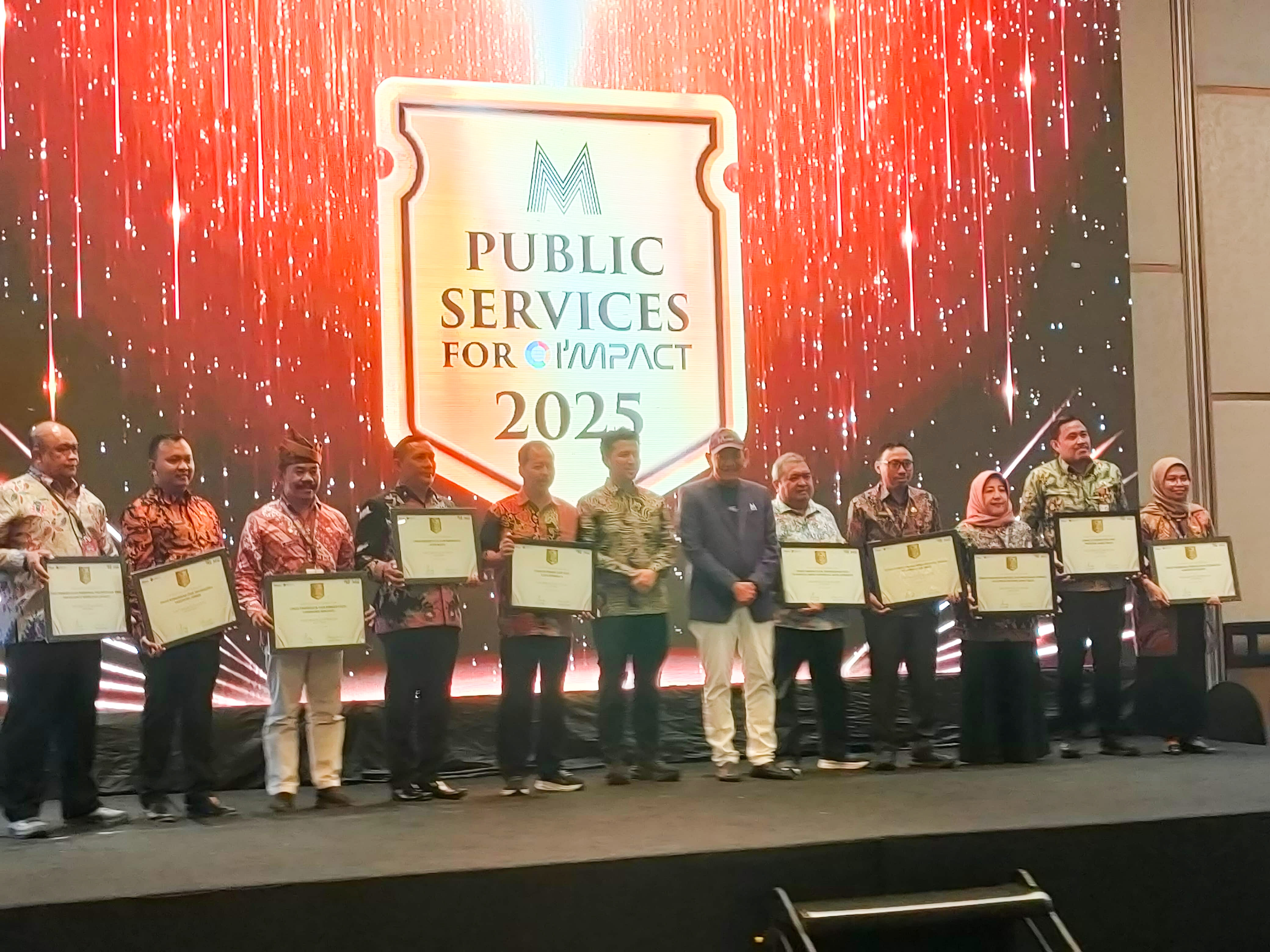Founder MarkPlus Hermawan Kartajaya bersama penerima penghargaan dalam Indonesia Marketing Festival 2025. (IST)