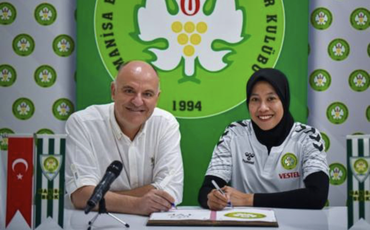 Megawati Hangestri resmi bergabung dengan Manisa BBSK, menarik perhatian media Turki sebagai bintang berhijab di Liga Sultan.