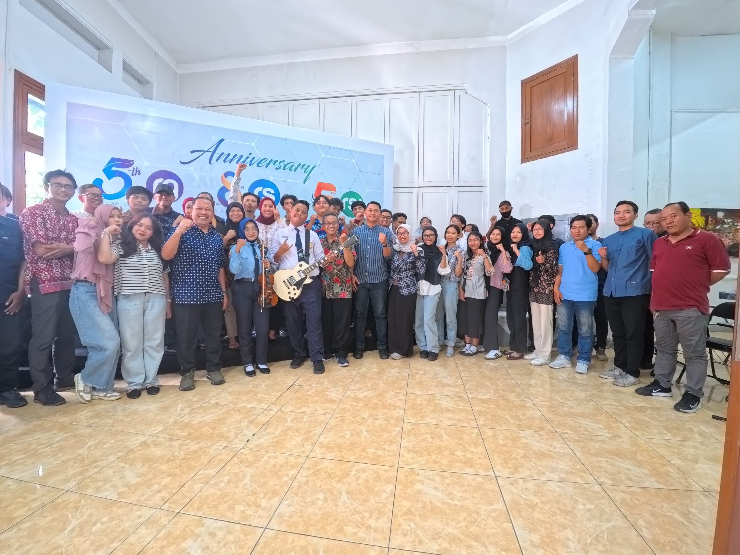 TAMPIL PERCAYA DIRI: Alvaro dan Elvira bersama awak redaksi Radar Surabaya, Radar Sidoarjo, dan Radar Gresik.