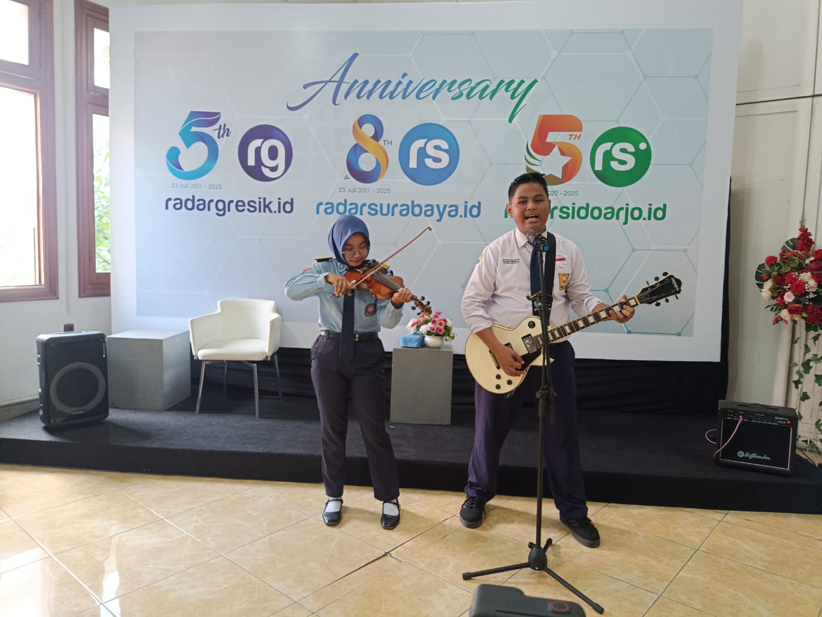 MEMUKAU: Alvaro dan Elvira tampil kompak dengan gitar dan biola serta suara emasnya.