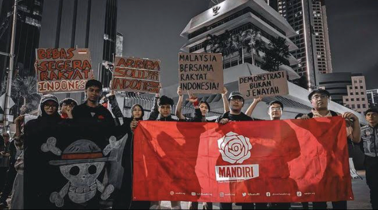 Simbol One Piece dikibarkan mahasiswa Malaysia saat aksi damai di KBRI Kuala Lumpur sebagai wujud protes kreatif dan solidaritas.