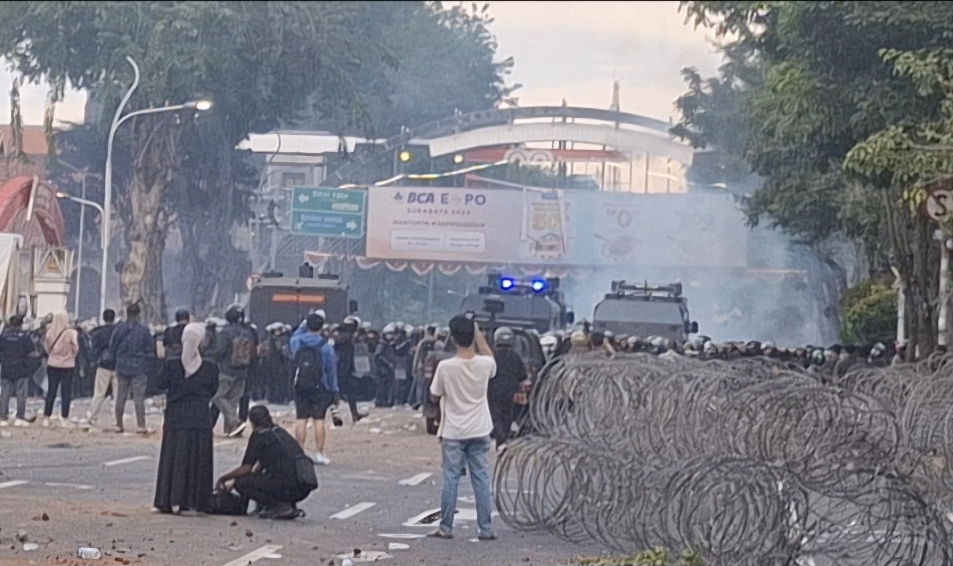 PUKUL MUNDUR: Petugas memukul mundur massa aksi demo di Gedung Grahadi, Surabaya. (IST/RADAR SURABAYA)