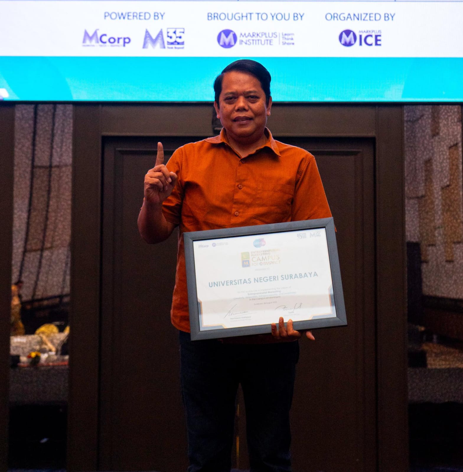 MEMBANGGAKAN: Wakil Rektor Bidang Riset, Inovasi, Pemeringkatan, Publikasi, dan Science Center Unesa, Bambang Sigit Widodo membawa sertifikat penghargaan. (HUMAS UNESA/RADAR SURABAYA)
