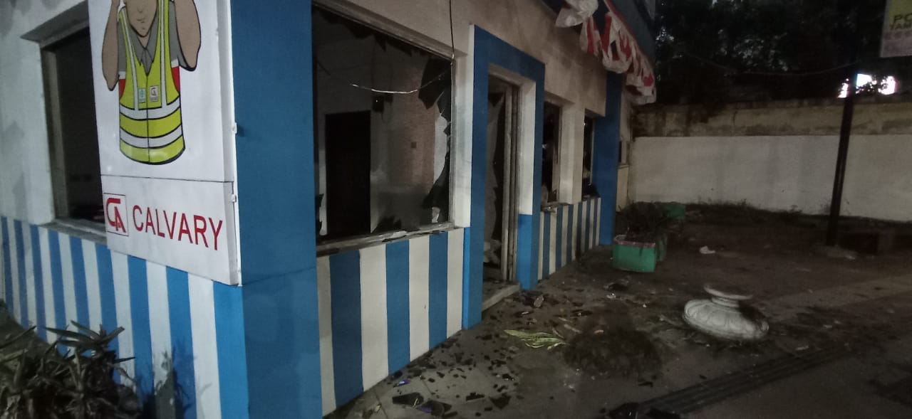 HANCUR: Massa yang berada di sekitar Jalan Stasiun Gubeng, Surabaya, juga merusak pos polisi di lokasi. (RAHMAT SUDRAJAT/RADAR SURABAYA)