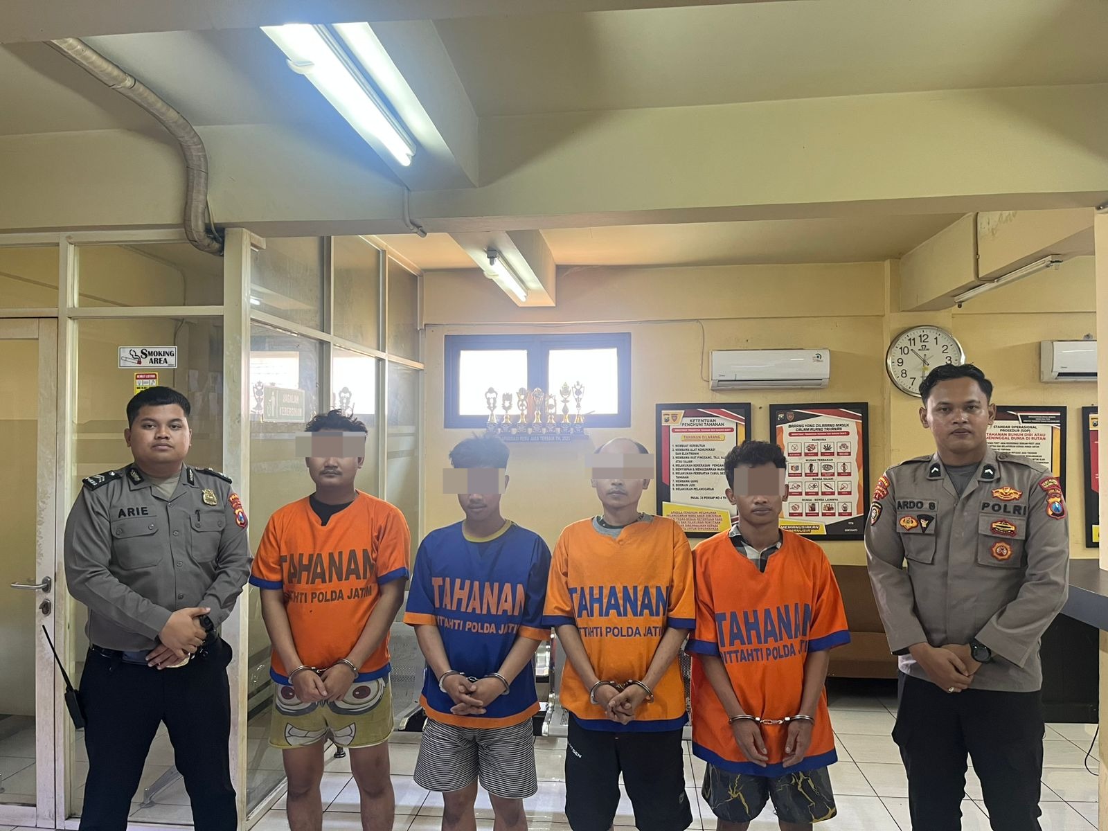 DITANGKAP: Empat tersangka komplotan begal di Jalan Gula, Surabaya, akhirnya ditangkap Satreskrim Polres Pelabuhan Tanjung Perak. (IST/RADAR SURABAYA)