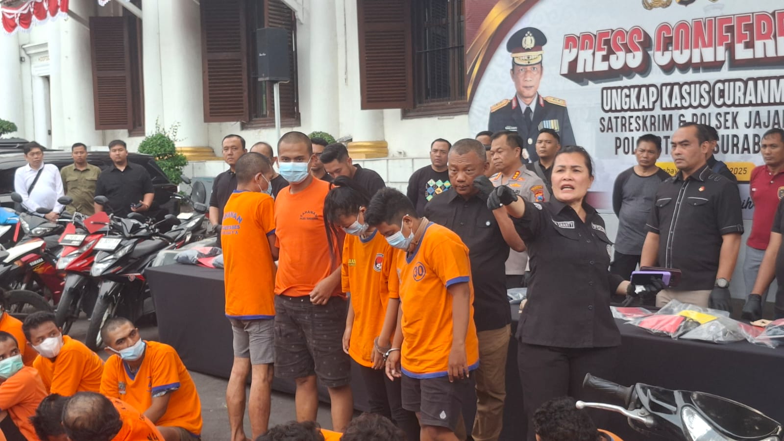 DIAMANKAN: Tiga tersangka curi motor di kedai mie Jalan Kenjeran, Surabaya. Dua diantaranya pasangan lesbi. (MAHRUS/RADAR SURABAYA)
