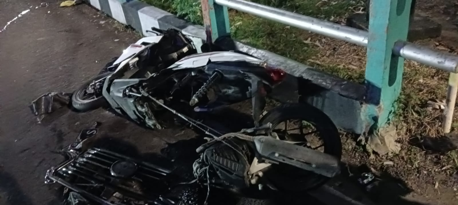 HANCUR: Kondisi motor usai kecelakaan tertabrak mobil di simpang empat Jalan Ngagel, Surabaya. (IST/RADAR SURABAYA)