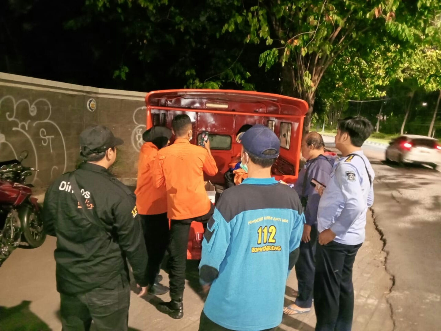 Petugas mengevakuasi bayi lelaki yang ditemukan dekat kampus ITS Surabaya. (IST)