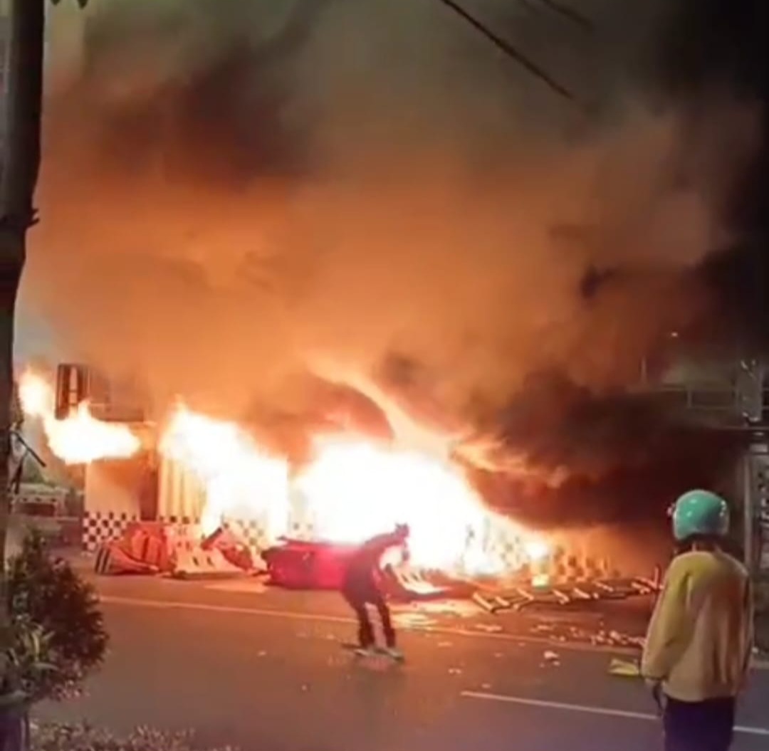 MEMBARA : Pos polisi di Taman Bungkul Jalan Darmo, Surabaya dibakar massa, Jumat (29/8) malam.(IST/RADAR SURABAYA)