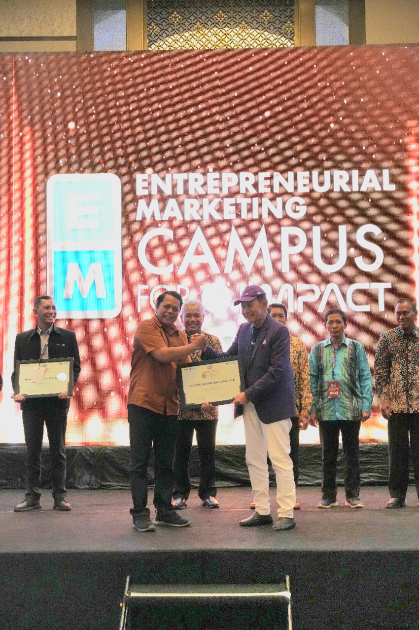 PRESTASI: Wakil Rektor Bidang Riset, Inovasi, Pemeringkatan, Publikasi, dan Science Center Unesa, Bambang Sigit Widodo menerima penghargaan. (HUMAS UNESA/RADAR SURABAYA)