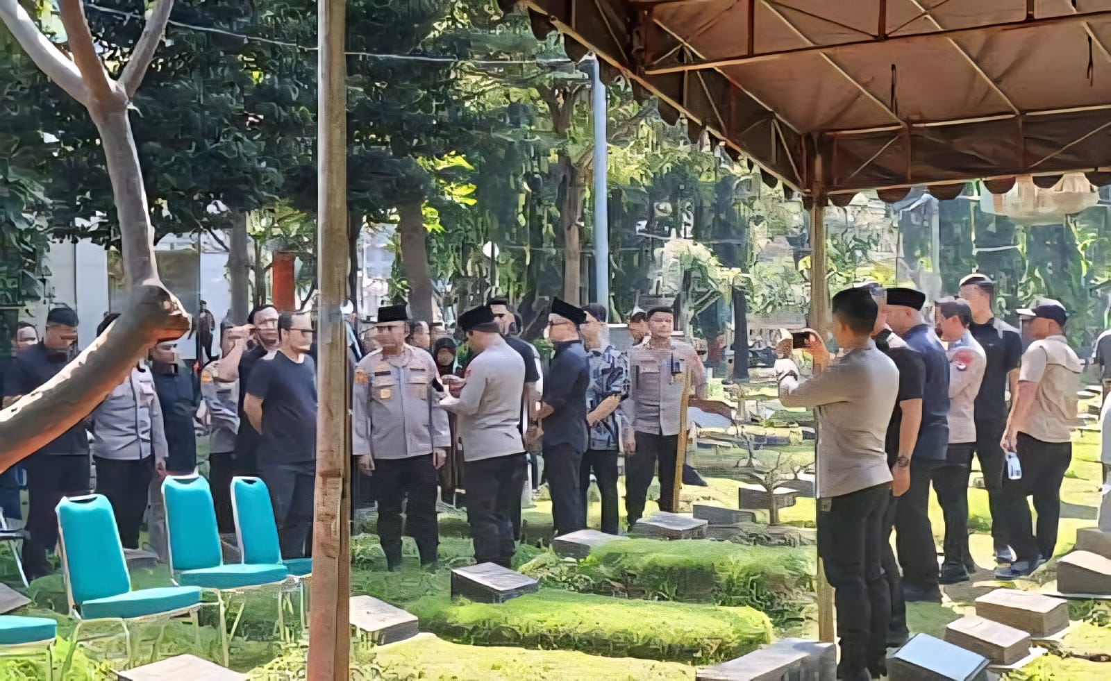 Affan Kurniawan, 21, driver ojek online korban rantis Brimob, dimakamkan haru di TPU Karet Bivak, dihadiri ratusan pelayat.