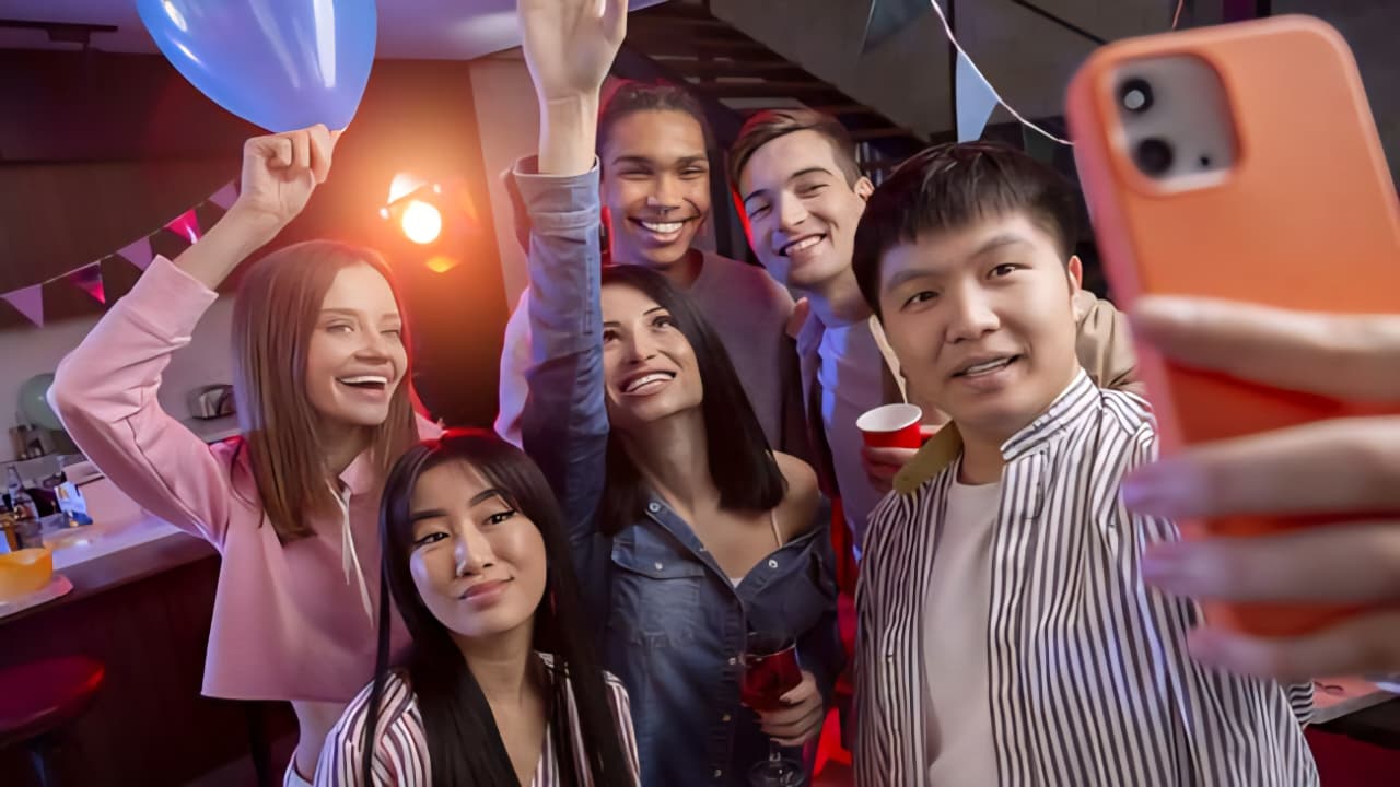 Gen Z Indonesia jadi pendorong konsumsi nasional lewat tren doom spending, dominasi belanja berbasis pengalaman langsung.