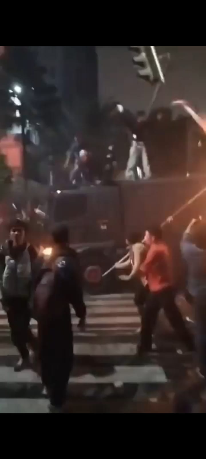 Kericuhan saat aksi demo semakin memanas usai kendaraan taktis tabrak driver ojol, massa bakar mobil Brimob.