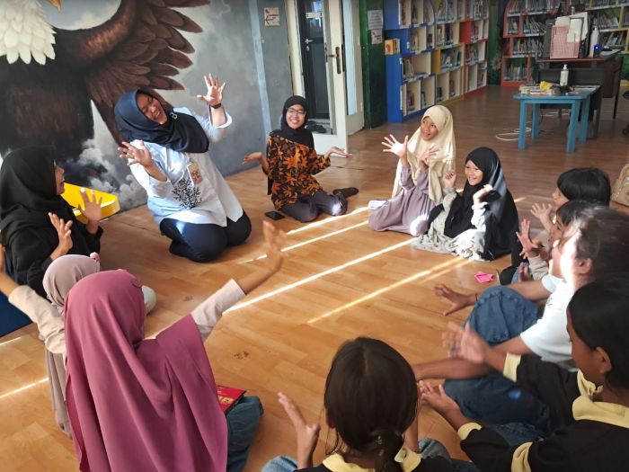 KELAS MENDONGENG: Suasana kelas mendongeng yang berada di Perpustakaan Rungkut, Surabaya.