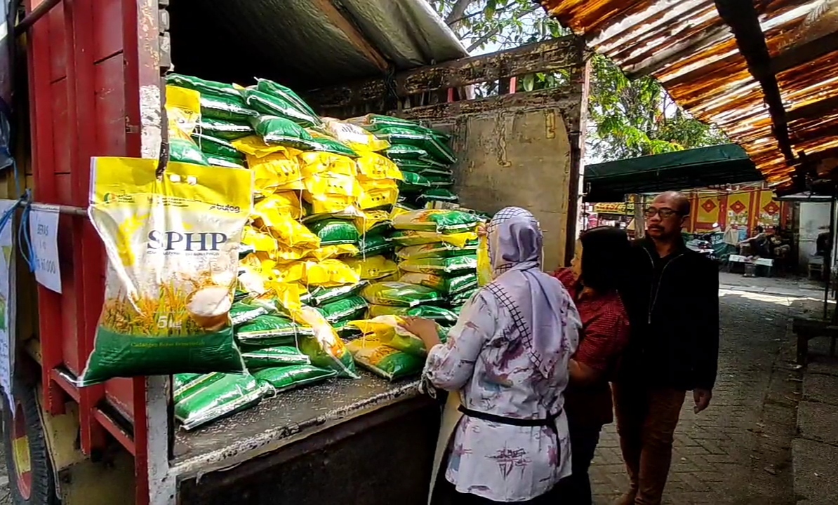 Pembelian beras medium di kawasan Dukuh Kupang, Surabaya. (RAHMAT SUDRAJAT/RADAR SURABAYA)