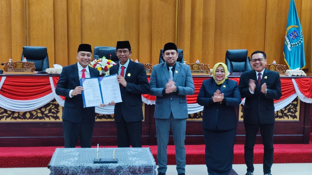 Wali Kota Surabaya Eri Cahyadi bersama jajaran pimpinan DPRD Kota Surabaya menyepakati Perubahan APBD 2025. (DIMAS/RADAR SURABAYA)