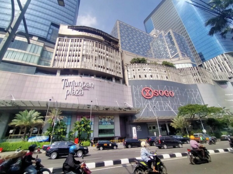 Suasana sepi di Tunjungan Plaza Surabaya saat penutupan sementara operasional pada Sabtu, 30 Agustus 2025.
