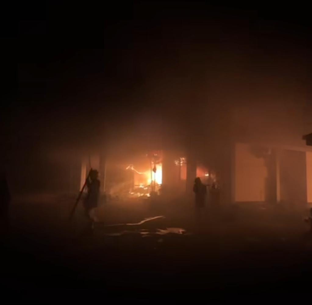 Gedung DPRD Kota Kediri terbakar hebat setelah diserbu ribuan demonstran. Kepulan asap hitam jadi simbol amarah warga yang memuncak.