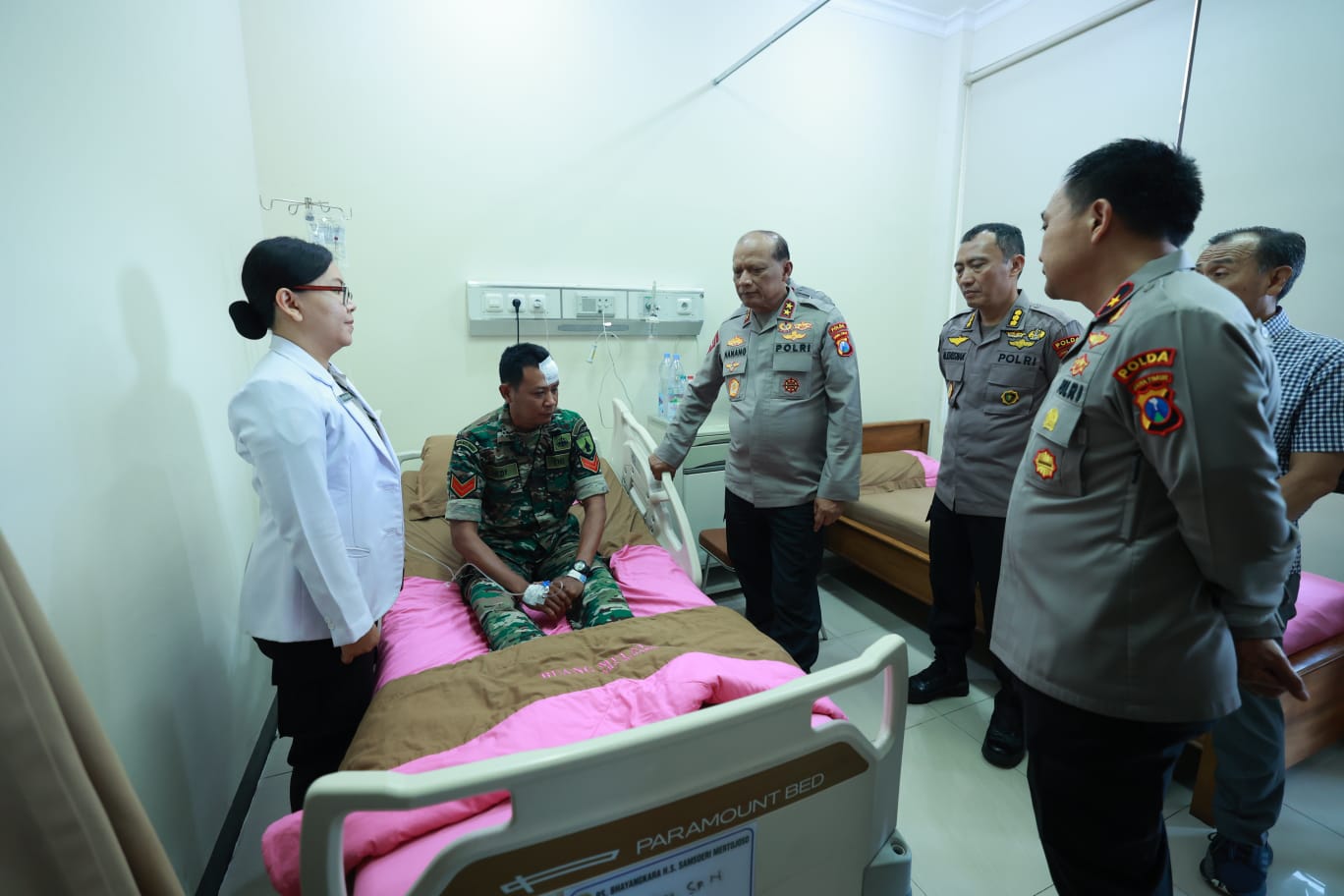 MENJENGUK: Kapolda Jatim Irjen Pol Nanang Avianto dan Wakapolda Brigjen Pol Pasma Royce saat menjenguk anggota TNI jadi korban saat demo di Gedung Grahadi, Surabaya. (IST/RADAR SURABAYA)