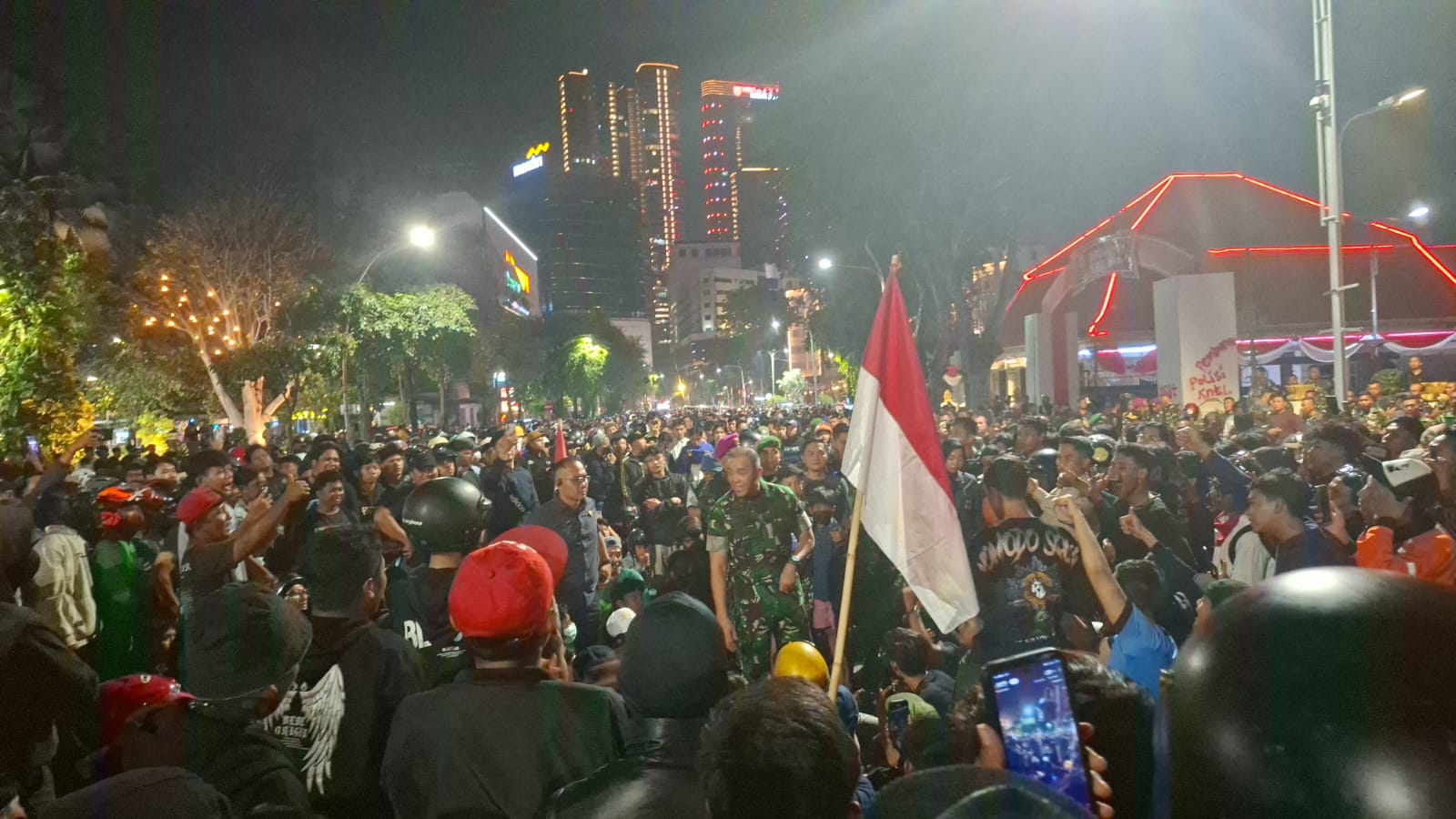 GERUDUK: Massa kembali demo di depan Gedung Grahadi, Surabaya, Sabtu (30/8).