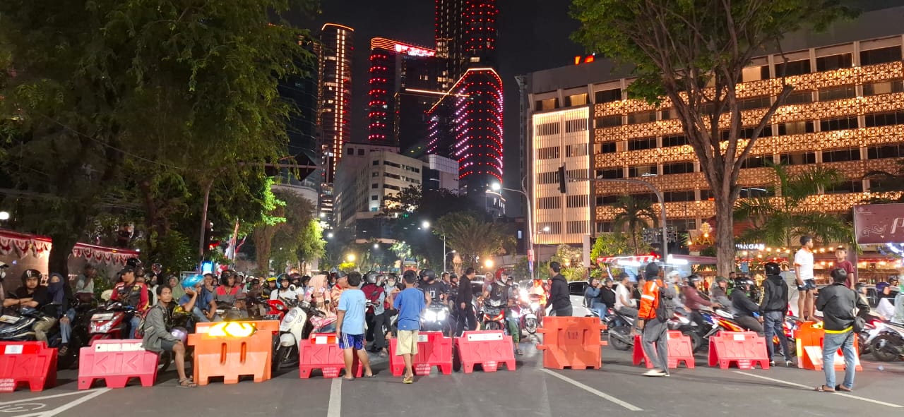 DITUTUP: Pengendara yang hendak menuju Gedung Grahadi, Surabaya, harus dialihkan setelah demo kembali terjadi di depan gedung tersebut.(GUNTUR IRIANTO/RADAR SURABAYA)