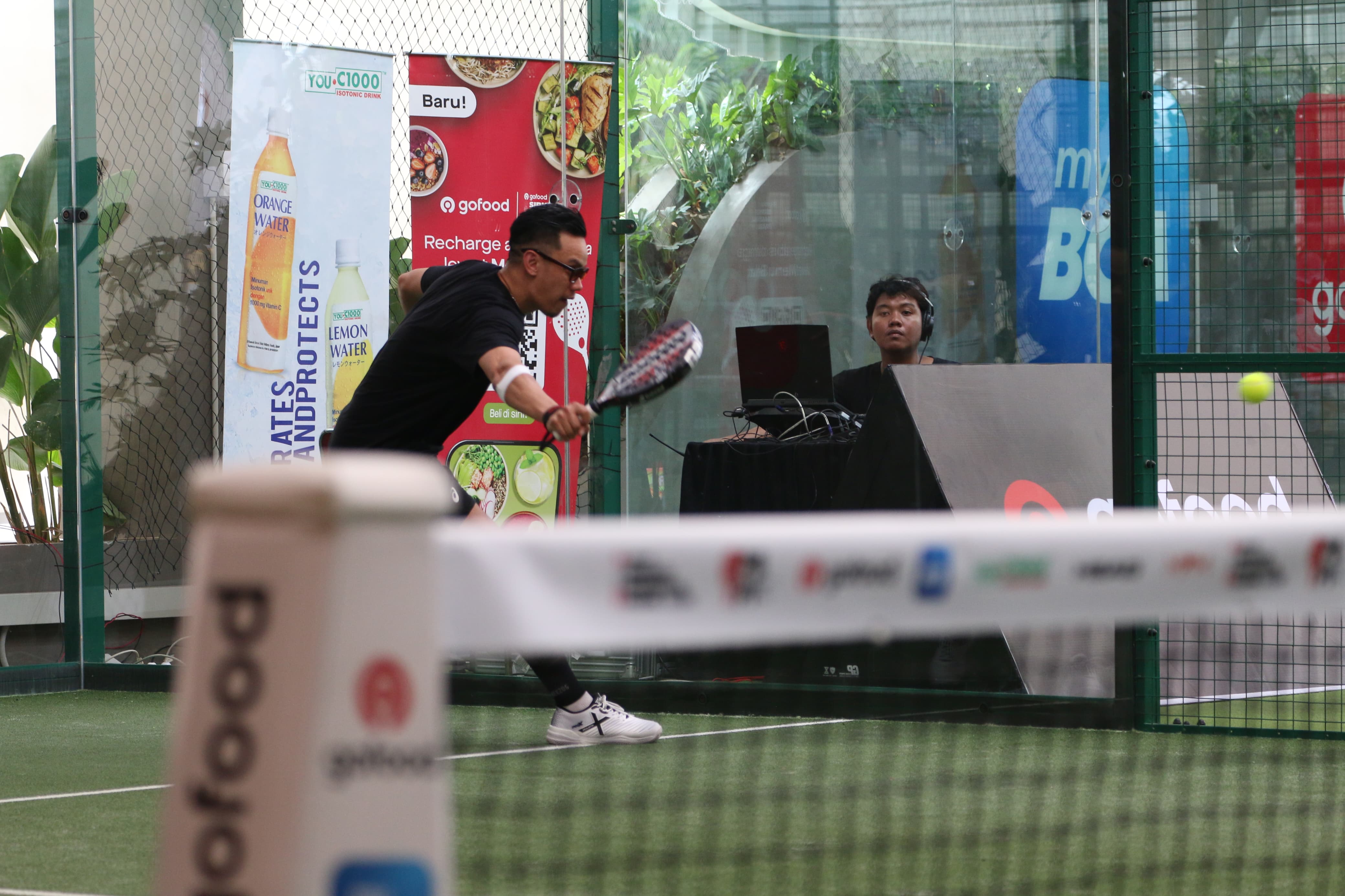 Penampilan atlet Padel dalam Sirnas III yang digelar di Graha Padel, Surabaya.