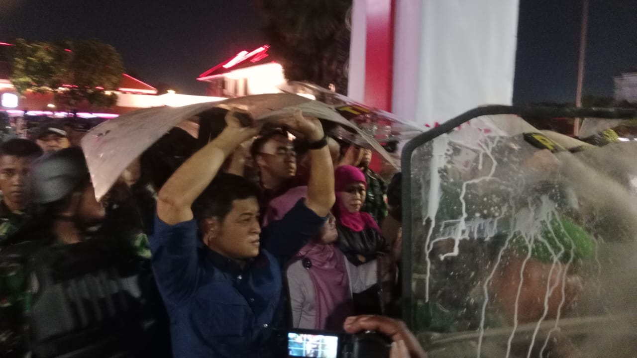 TAMPUNG ASPIRASI: Gubernur Jawa Timur Khofifah Indar Parawansa menemui ribuan massa di depan Gedung Negara Garahadi