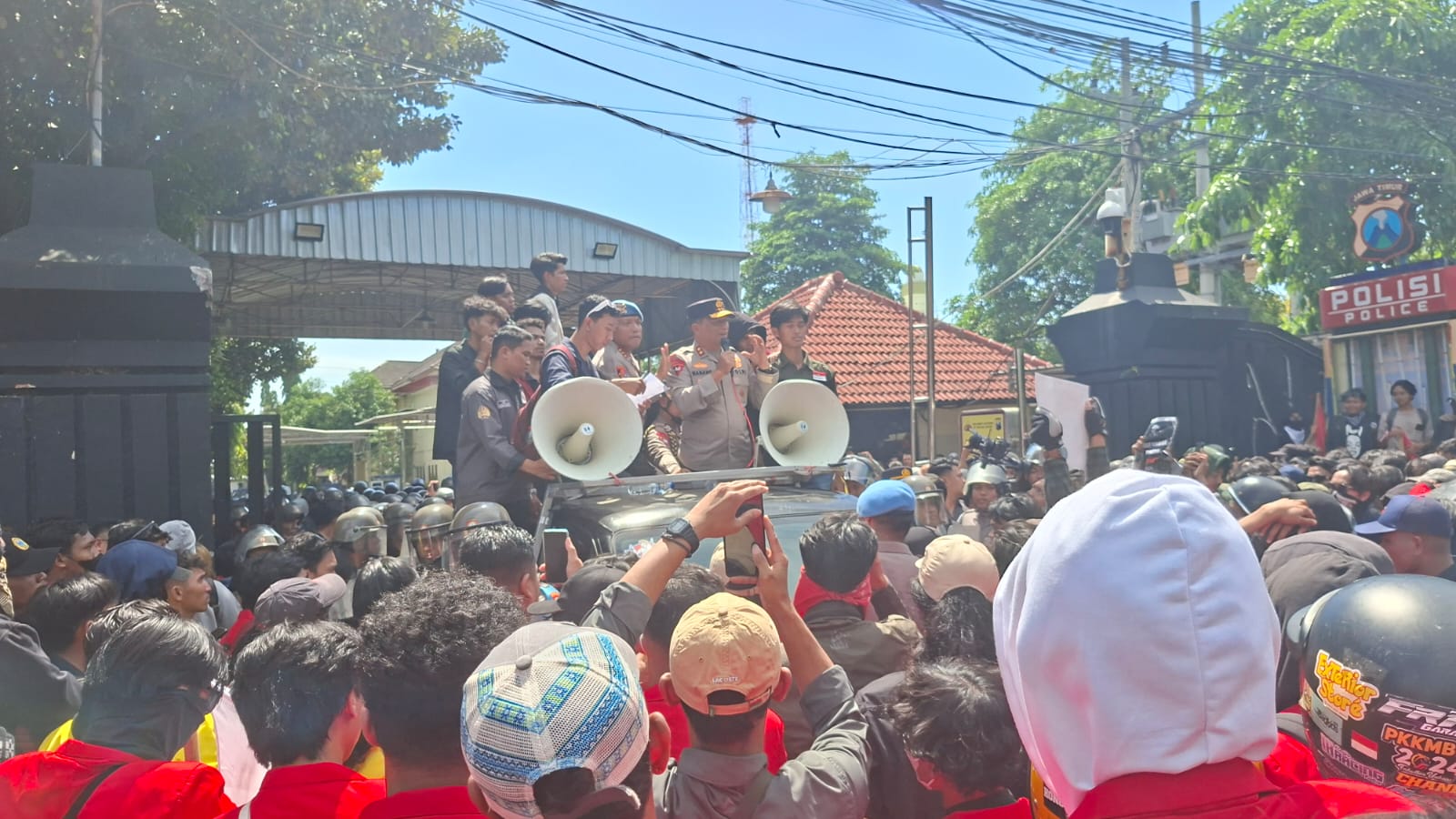 TEMUI MAHASISWA: Kapolda Jatim Irjen Pol Nanang Avianto saat bertemu dengan ribuan mahasiswa yang demo di depan Polda Jatim. (MAHRUS/RADAR SURABAYA)