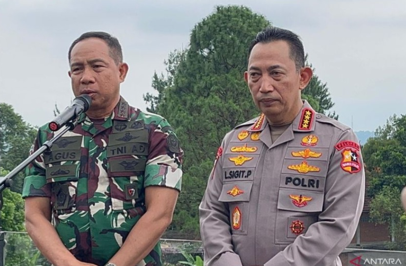 Kapolri Jenderal Polisi Listyo Sigit Prabowo dan Panglima TNI Jenderal Agus Subiyanto di Kopi Koneng, Bojongkoneng, Kabupaten Bogor, Jawa Barat, Sabtu (30/8/2025). ANTARA/M Fikri Setiawan