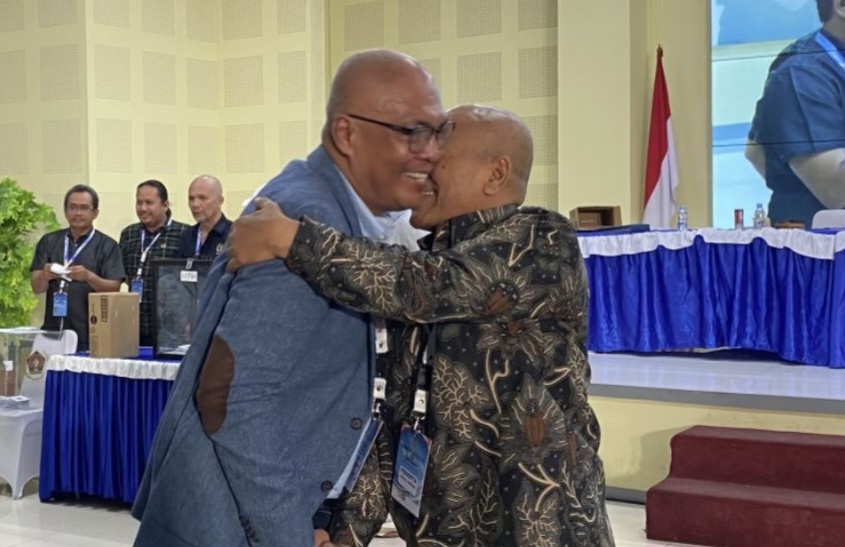Akhmad Munir (kiri) akan pimpinan Persatuan Wartawan Indoneaia (PWI) Pusat periode 2025-1030.