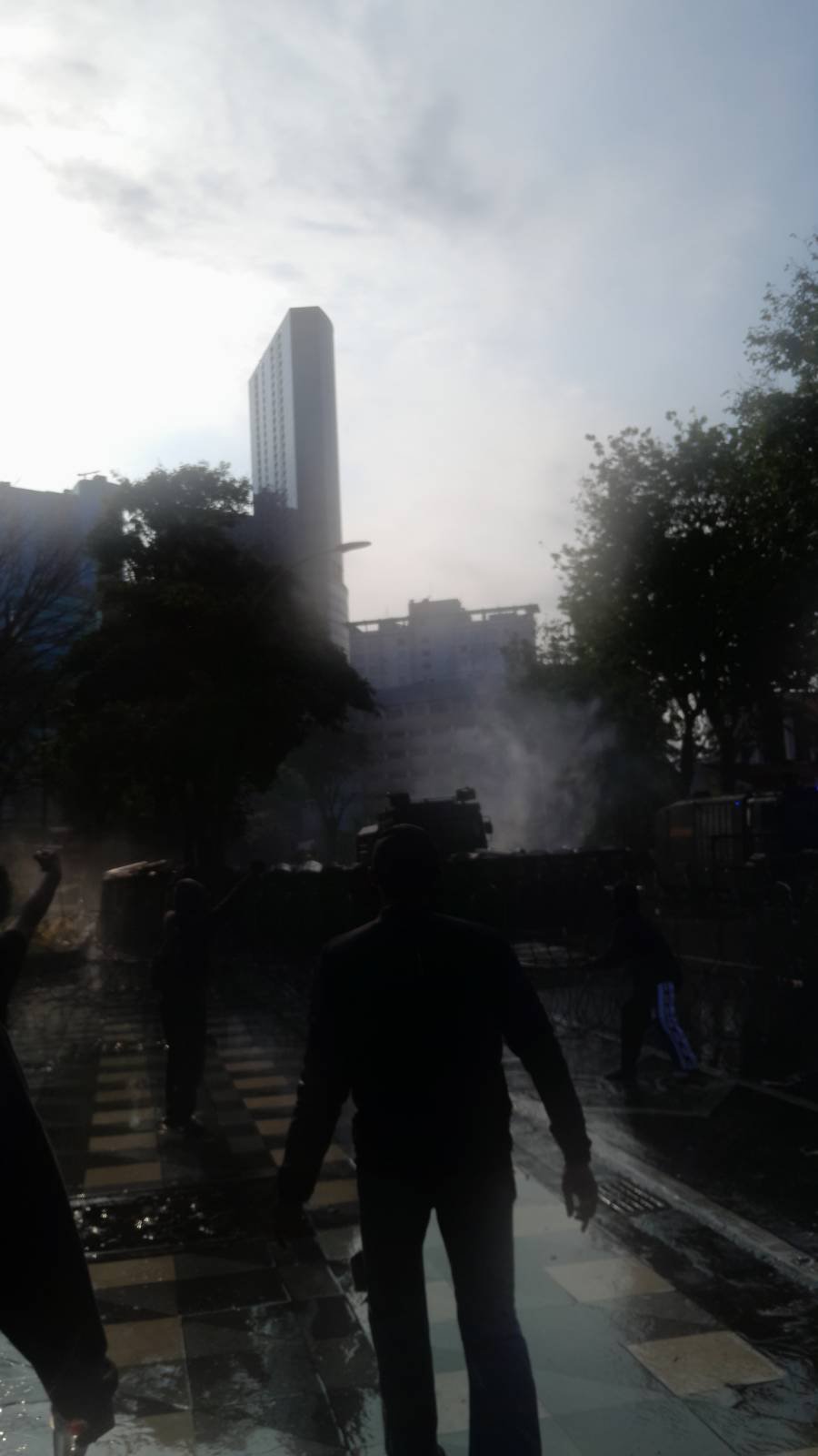 Demo solidaritas driver ojol Affan Kurniawan di Grahadi Surabaya ricuh, puluhan massa dan jurnalis jadi korban gas air mata.