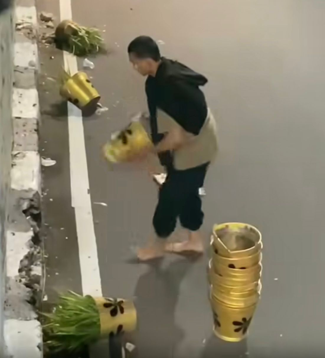 Demo Surabaya ricuh, sejumlah peserta aksi tertangkap kamera menjarah pot besi hiasan kota hingga trotoar jadi semrawut.