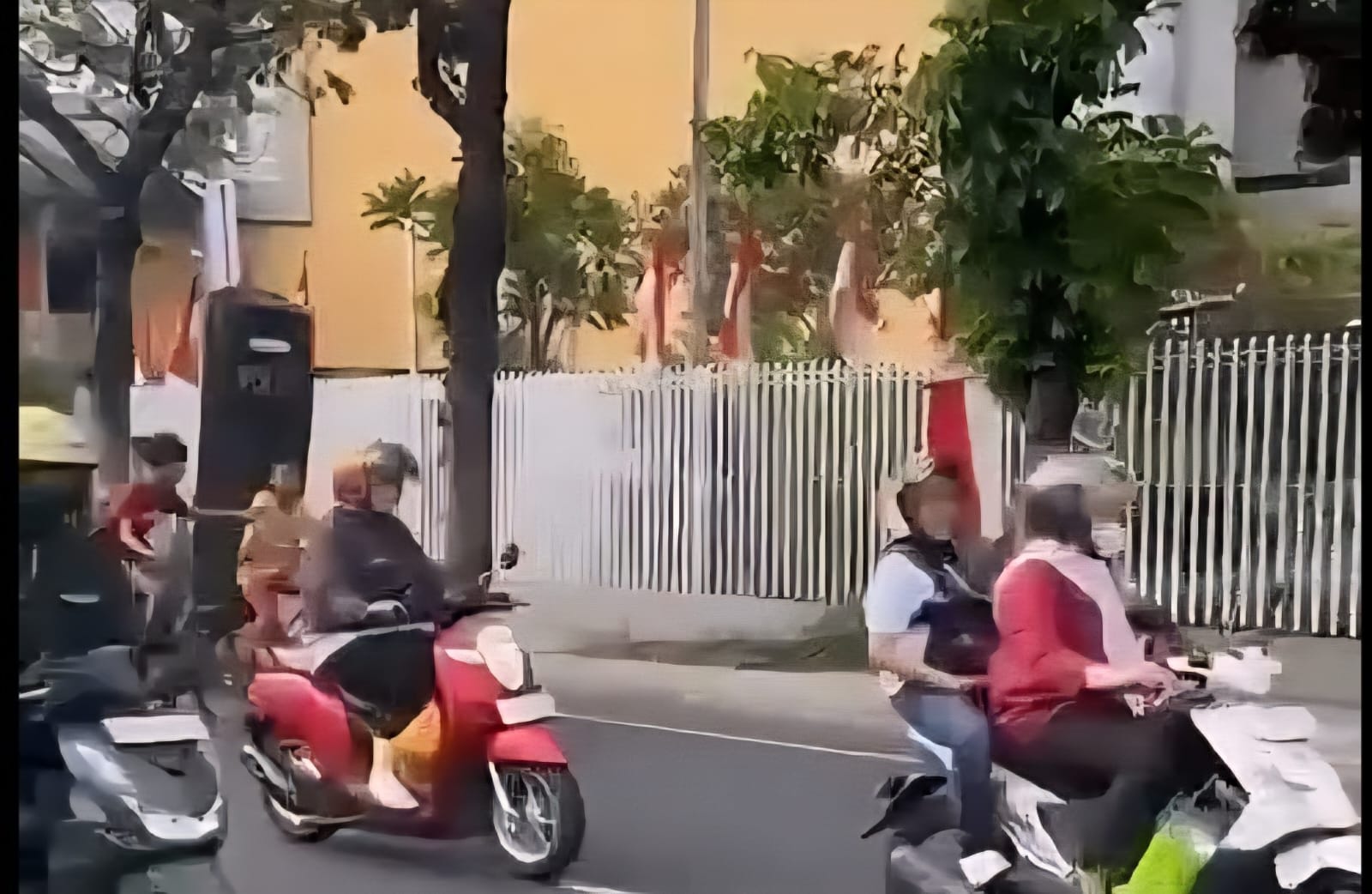 Viral lima bocah bersepeda di Surabaya, salah satunya bawa tameng bertuliskan POLISI, aksi mereka ramai menuai reaksi warganet.