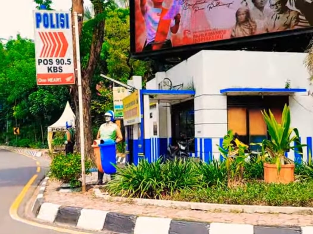 Viral video patung polisi dekat KBS Surabaya diangkat massa ke tengah jalan, diduga bentuk protes atas peristiwa terkait aparat.