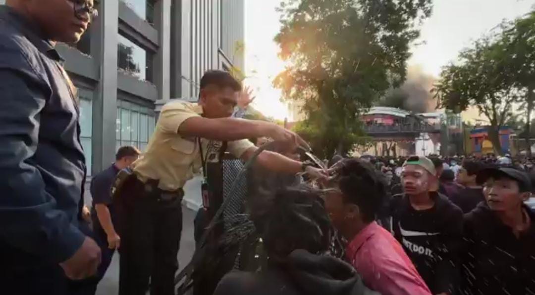Ricuh demo Grahadi Surabaya, aksi heroik sekuriti bantu massa terpapar gas air mata tuai pujian warganet.