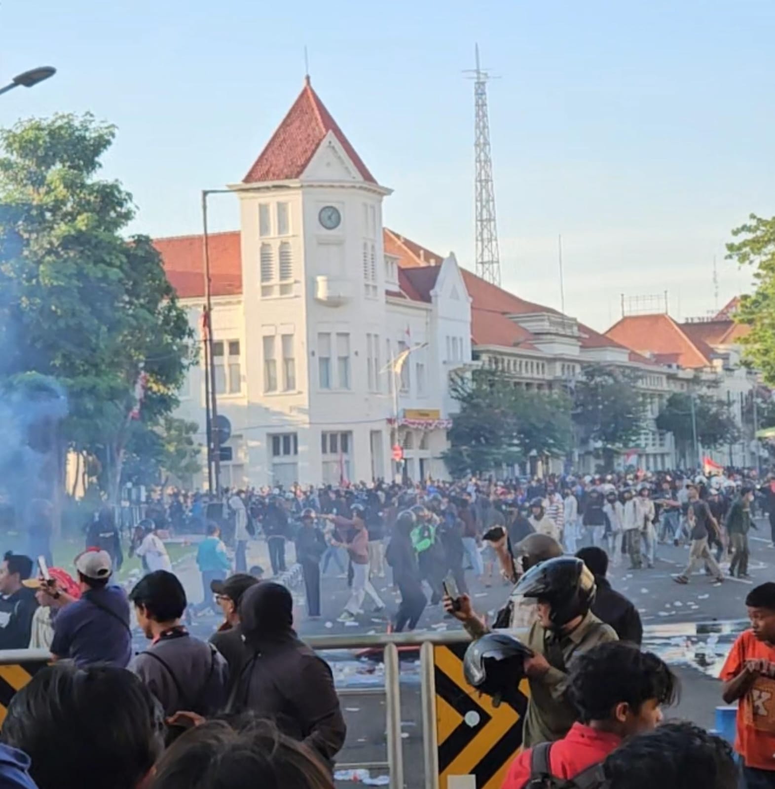 Demo di Mapolrestabes Surabaya ricuh usai lemparan batu ke mobil komando saat Kapolrestabes tanggapi massa.