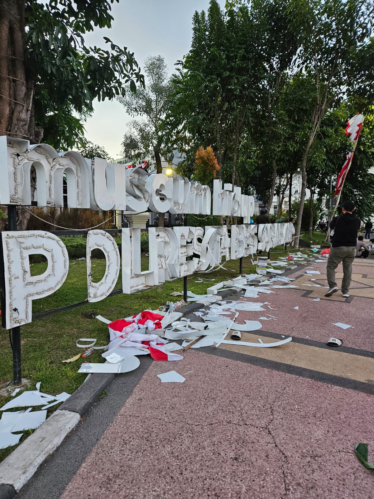 Ricuh demo di Mapolrestabes Surabaya, polisi tangkap provokator yang lempar batu dan rusak fasilitas.