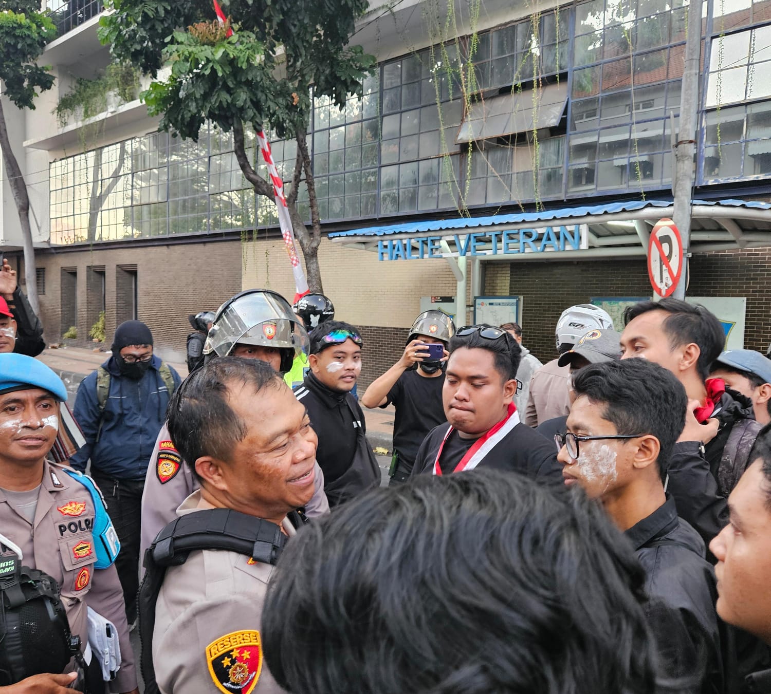 Kapolrestabes Surabaya Luthfie maju ke depan massa demo, tenangkan mahasiswa dengan ajakan damai.