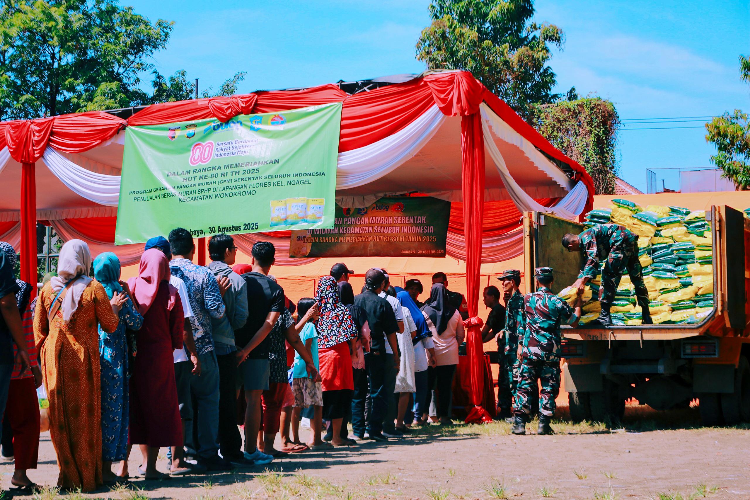 Pelaksanaan gerakan pangan murah (GPM) di Lapangan Flores Surabaya. (*)