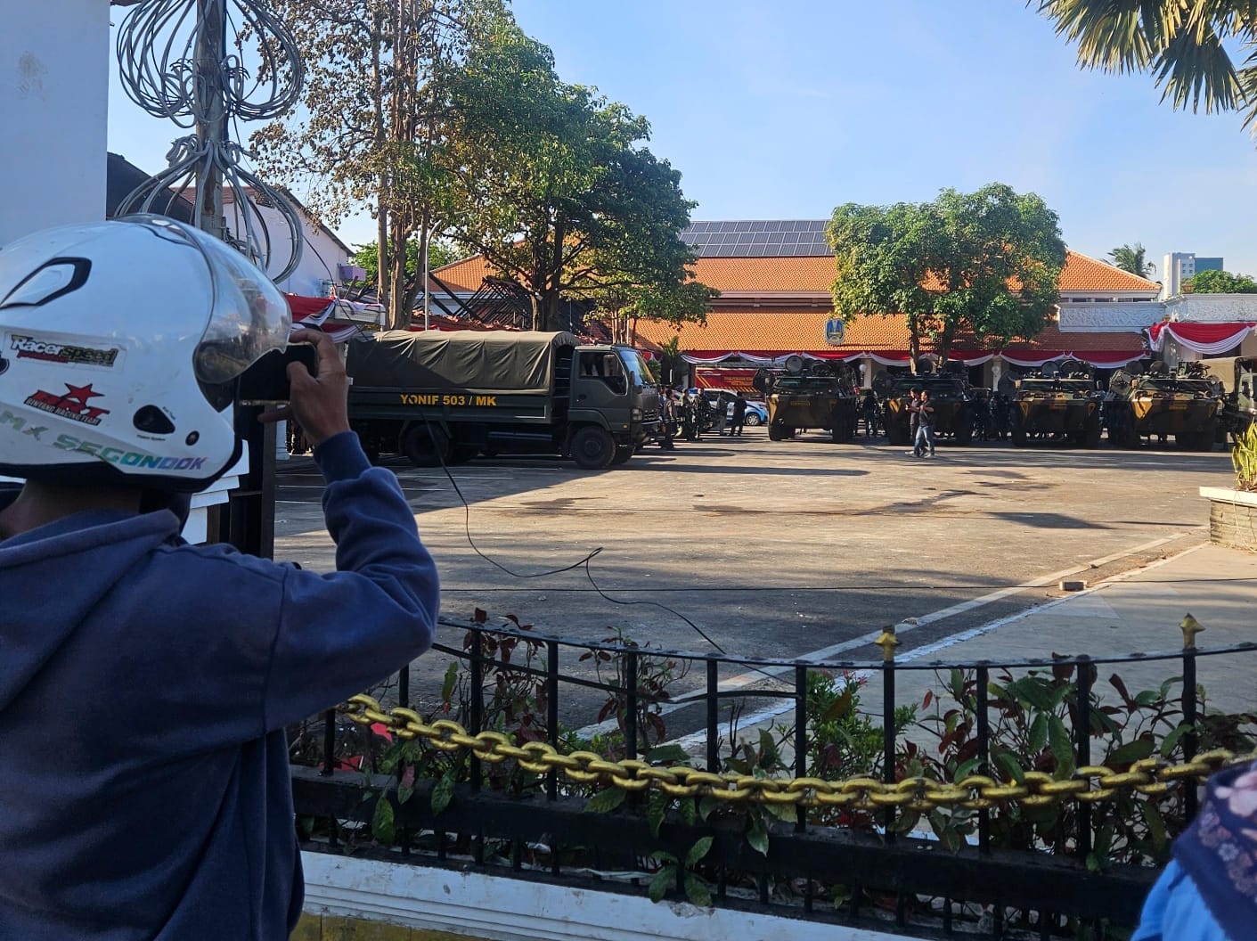 Puluhan kendaraan tentara diparkir berjejer melakukan pengamanan gedung Grahadi.