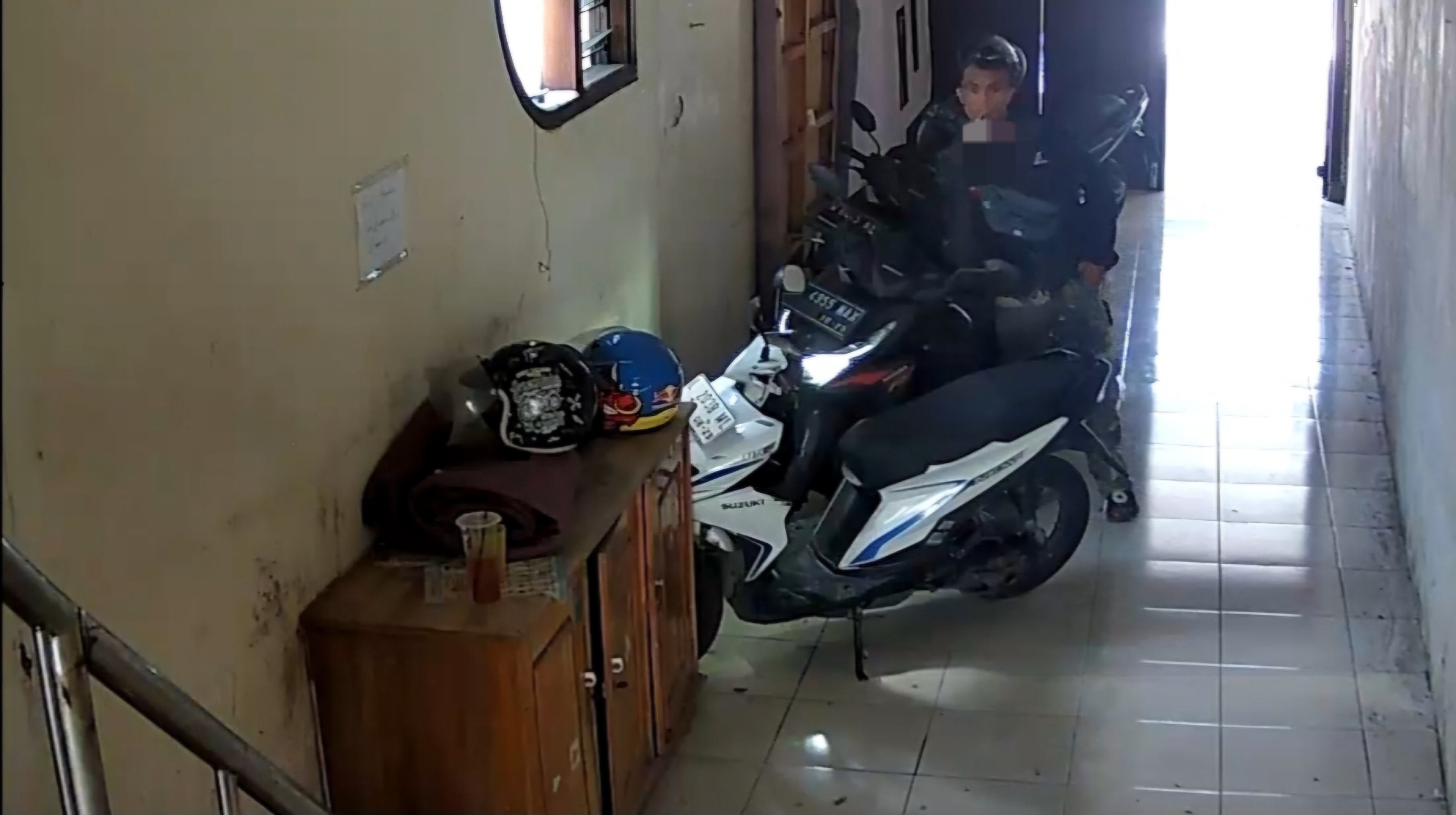 TERPANTAU: Pelaku saat beraksi mencuri sepeda motor di kos Jalan Margorejo Gang Masjid, Surabaya.(IST/RADAR SURABAYA)