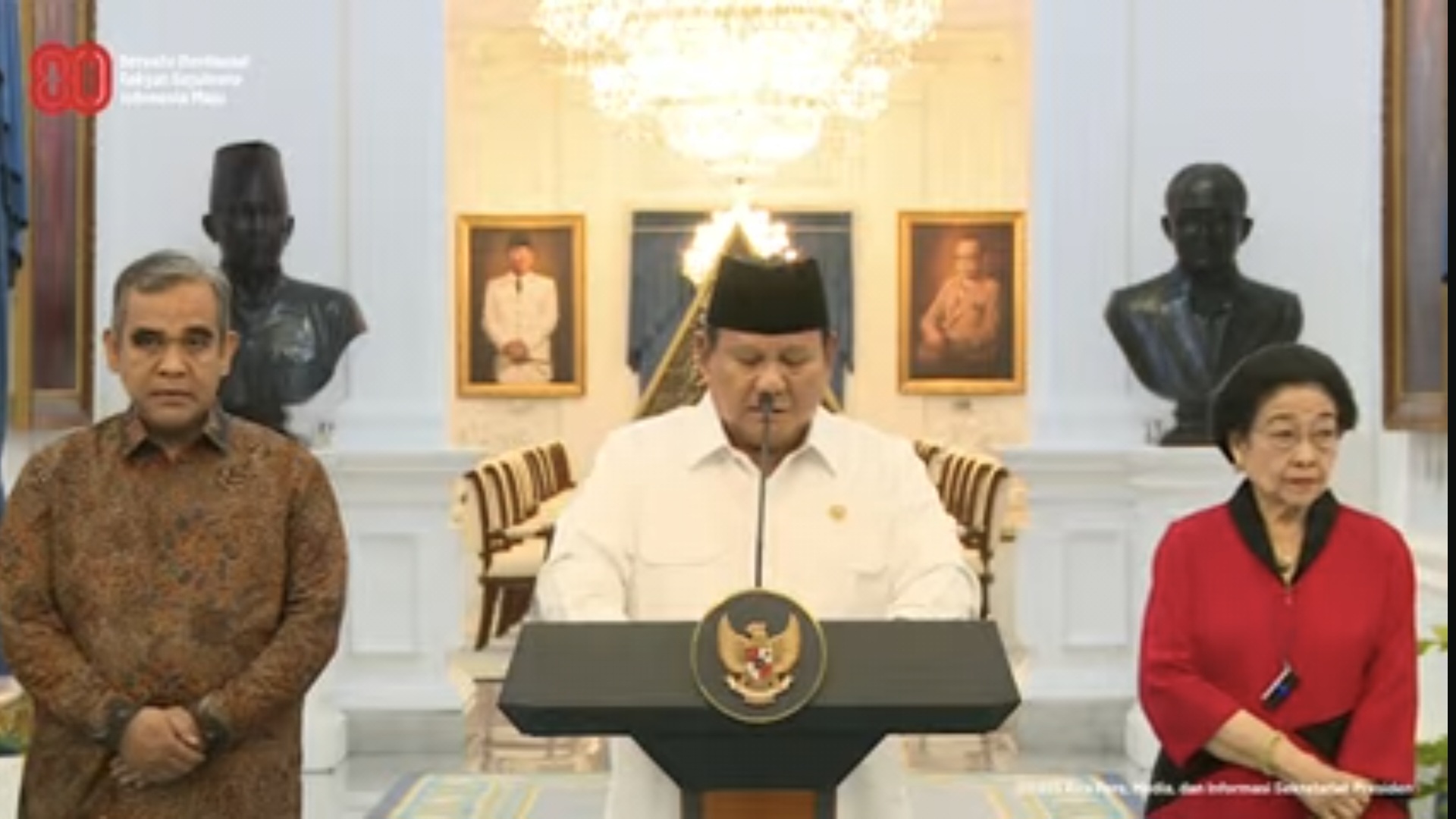 TEGAS: Presiden Prabowo Subianto bersama ketua umum parpol saat konferensi pers di Istana Kepresidenan, Jakarta.( IST/RADAR SURABAYA)