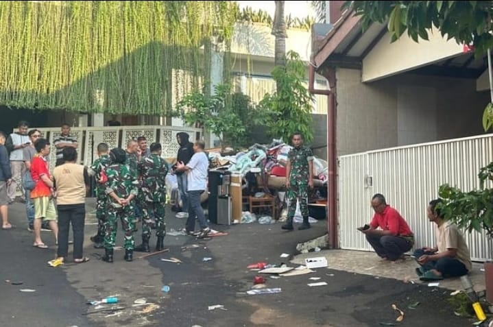 Massa kepung kediaman Sri Mulyani dan lakukan penjarahan.
